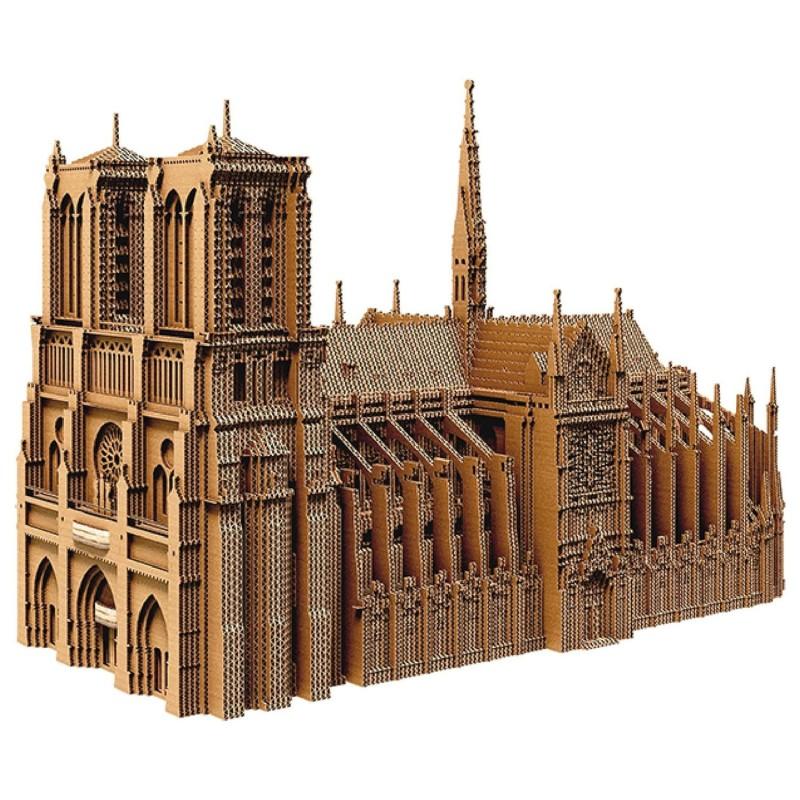 Enfant et famille assemblant un puzzle Notre-Dame de Paris sur une table en bois